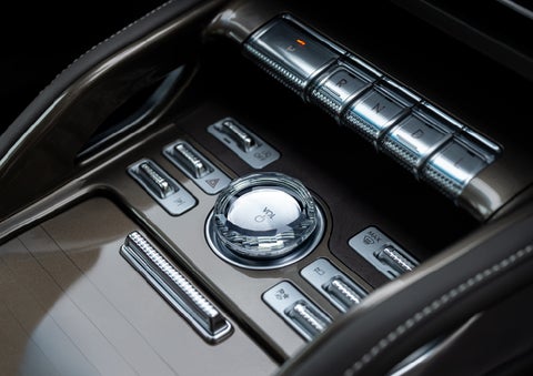 A crystal-inspired volume knob is shown in the center floor console of a 2024 Lincoln Nautilus® SUV. | Evergreen Lincoln in Issaquah WA