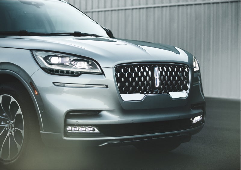The available adaptive pixel LED headlamps of the 2023 Lincoln Aviator® SUV activated | Evergreen Lincoln in Issaquah WA