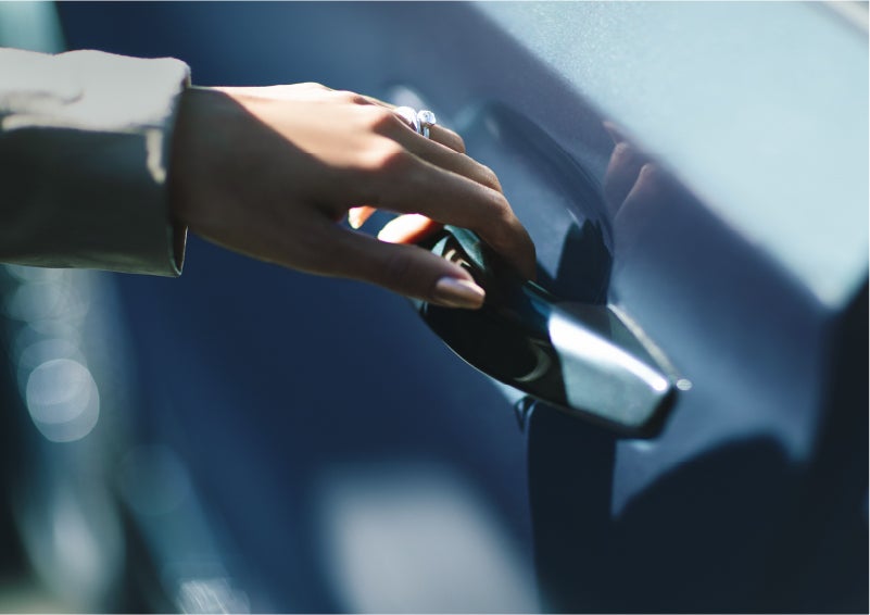 A hand gracefully grips the Light Touch Handle of a 2023 Lincoln Aviator® SUV to demonstrate its ease of use | Evergreen Lincoln in Issaquah WA