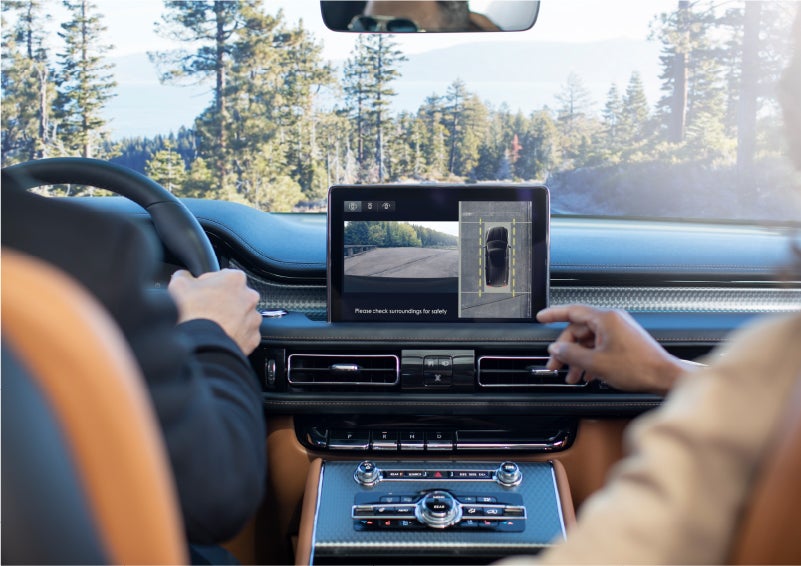 The 360-Degree Camera shows a bird’s eye view of a Lincoln Aviator® SUV from above | Evergreen Lincoln in Issaquah WA