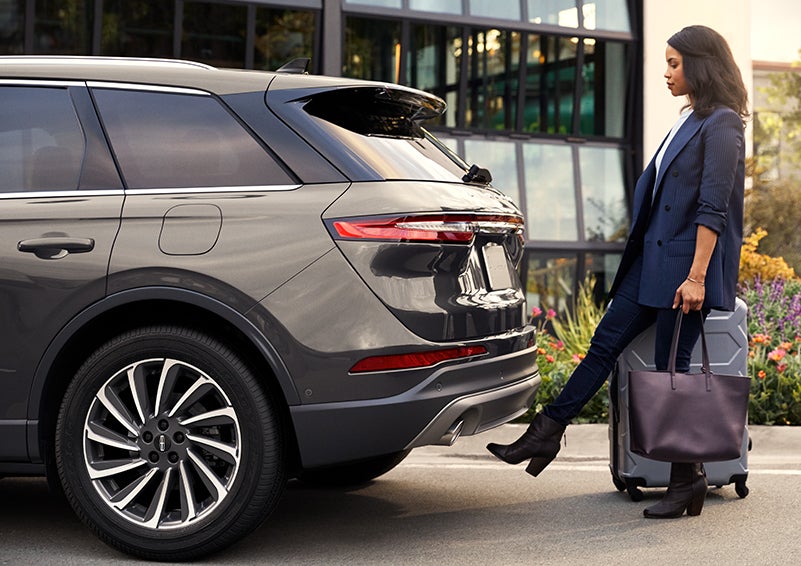 A woman with her hands full uses her foot to activate the hands-free liftgate. | Evergreen Lincoln in Issaquah WA