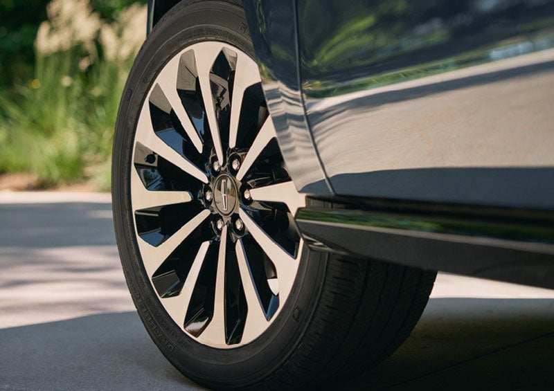 A detail shot of the Navigator® Reserve model with available 22-inch, 12-spoke brightmachined aluminum wheels. | Evergreen Lincoln in Issaquah WA