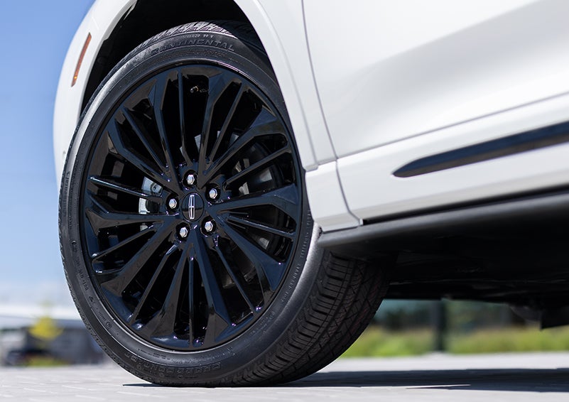The stylish blacked-out 20-inch wheels from the available Jet Appearance Package are shown. | Evergreen Lincoln in Issaquah WA