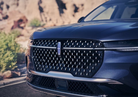 The stylish grille of a 2024 Lincoln Nautilus® SUV sparkles in the sunlight. | Evergreen Lincoln in Issaquah WA